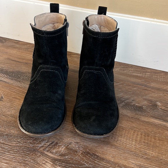UGG Women’s Neevah Black Suede size 8 - Picture 4 of 9